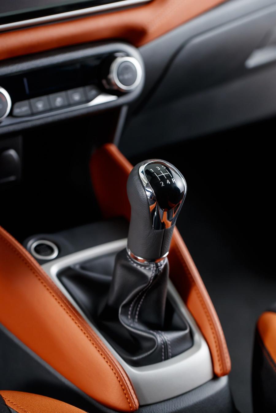 Детали интерьера Nissan Micra 2016 года  (фото 20 из 22)